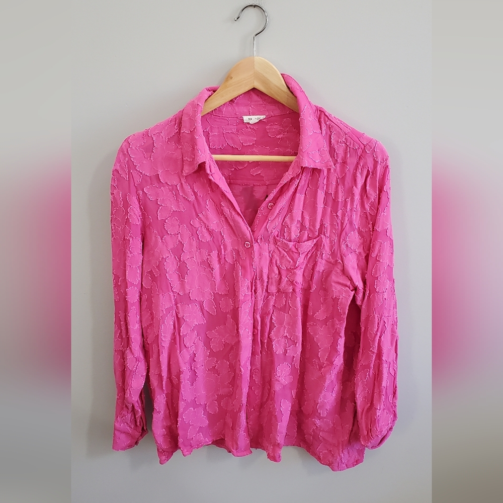 en creme pink lace button down blouse. womens large EUC